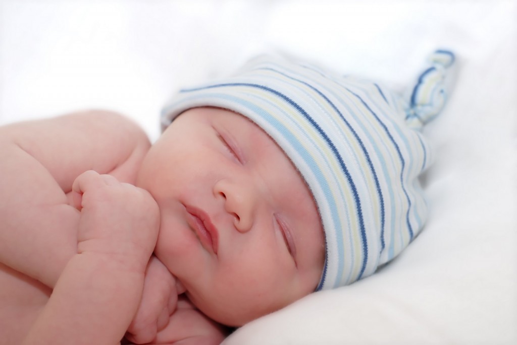 Bébé qui dort avec un bonnet