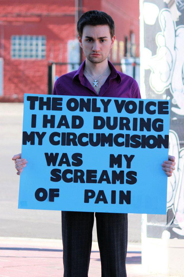Un homme manifeste contre la circoncision