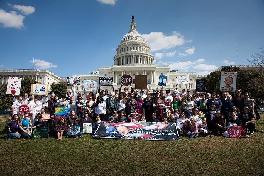 Les intactivistes américains manifestent contre la circoncision à Washington, D.C.