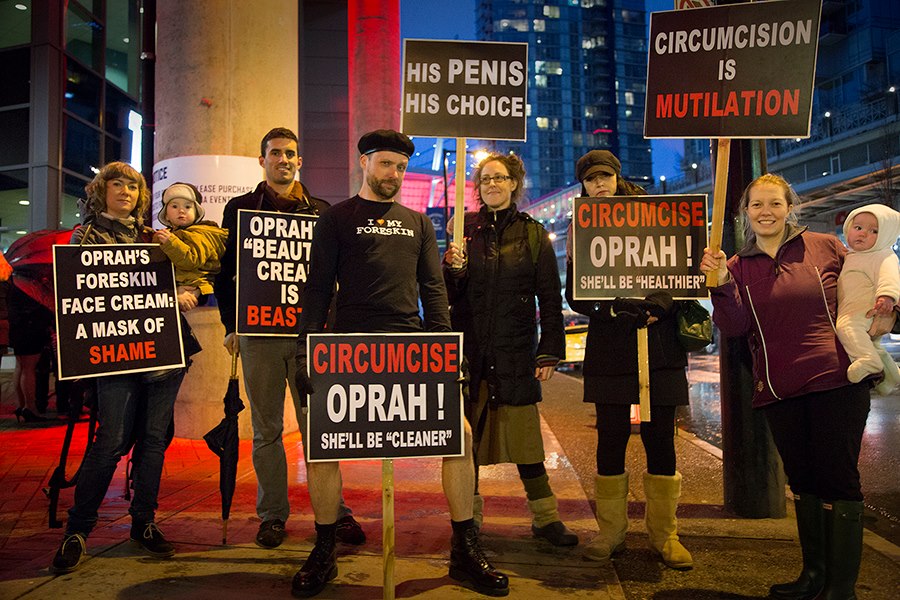 Manifestation intactiviste contre Oprah Winfrey