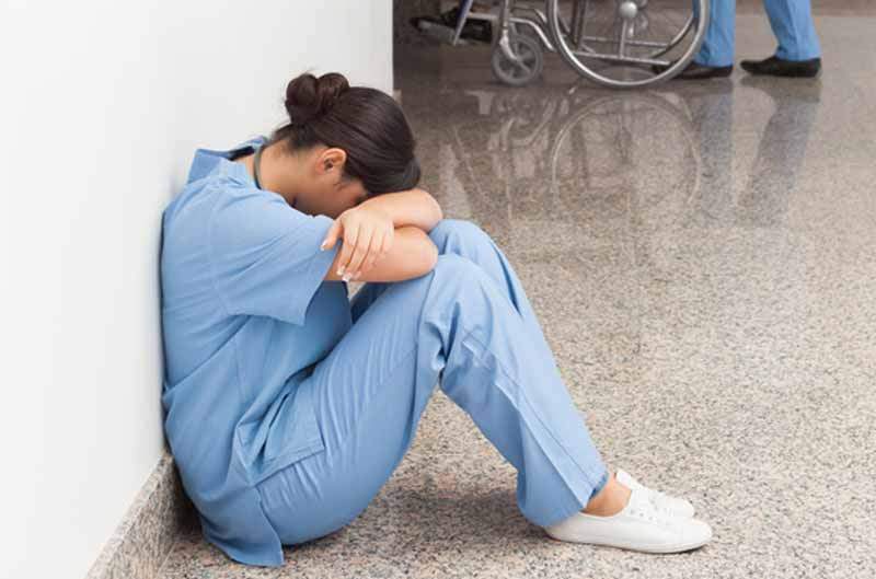 Une infirmière en pleurs dans un hôpital