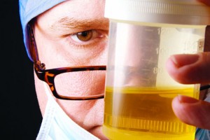Médecin vérifie fiole d'urine