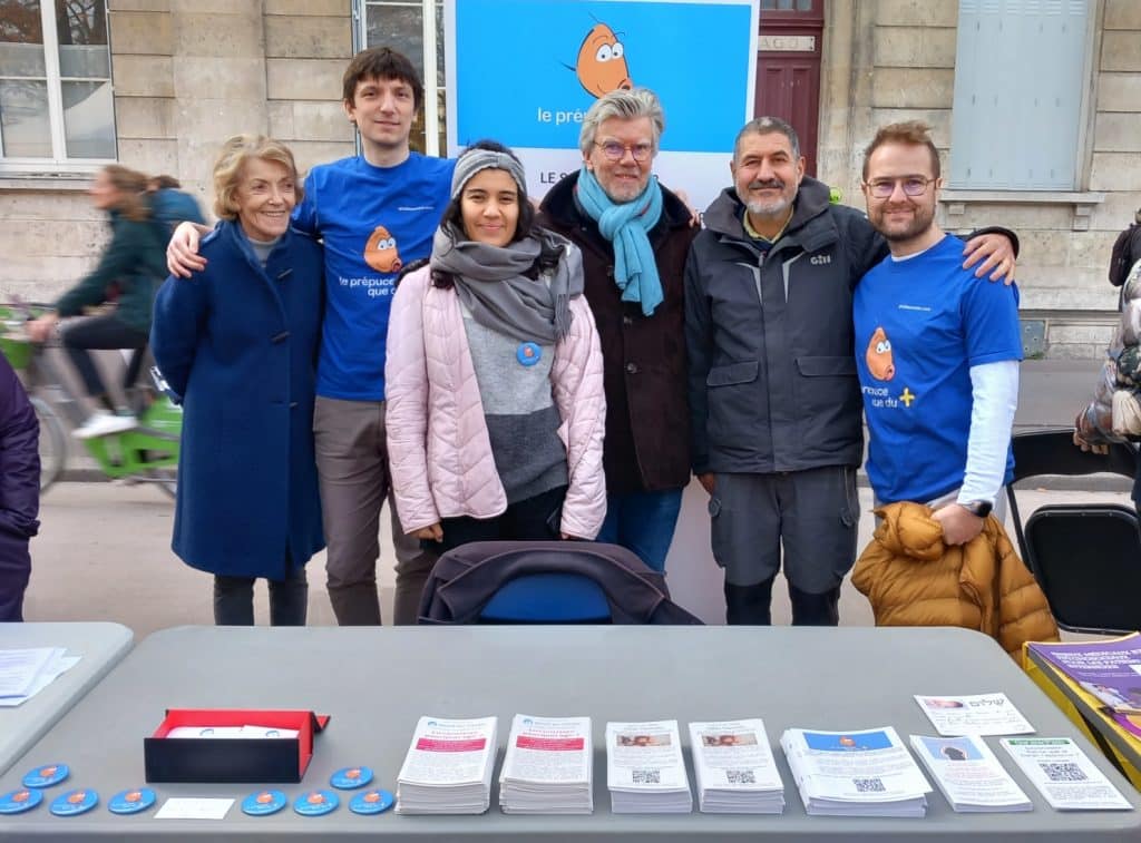 Des bénévoles de l'association Droit au Corps tiennent un stand d'information sur le prépuce, la circoncision et la santé du pénis.